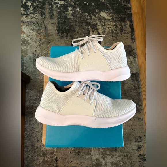 VESSI Everyday Sneaker - Picture 2 of 6